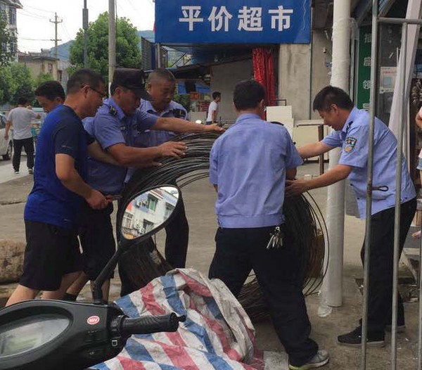 白地集镇商贸秩序整治左.jpg