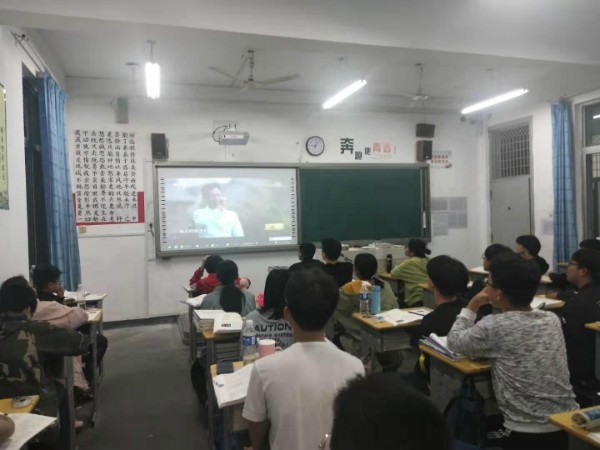 鏃寊hongliyongwanzixirangxueshengguankan.jpg