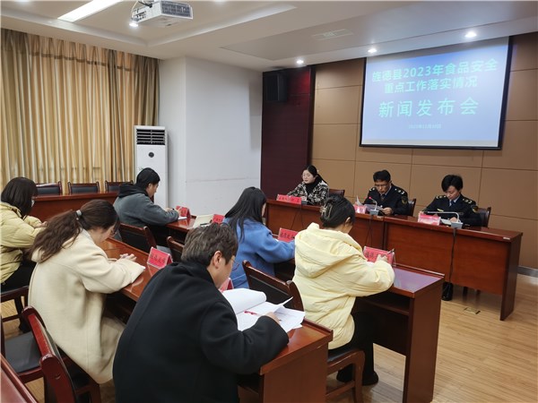 回答记者提问